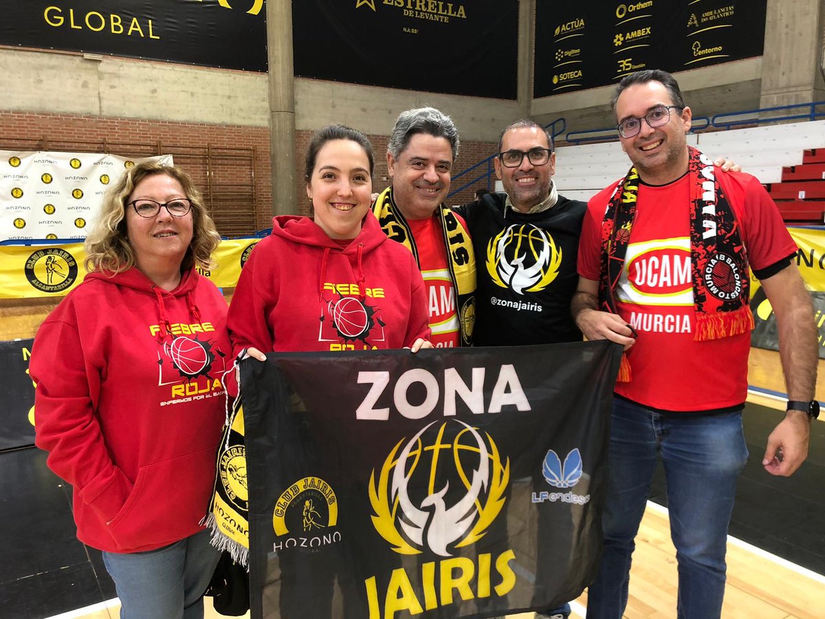 zonajairis's tweet photo. Damos las gracias a @Fiebre_Roja, a @GradaSR27 y a nuestro eterno capitán @sadielrojas . Lástima esa derrota por la mínima.  

Vamos @CBJairis a por el siguiente con más fuerza!! 
#YoVoyAlFausto https://t.co/IGKWHuuL9V
