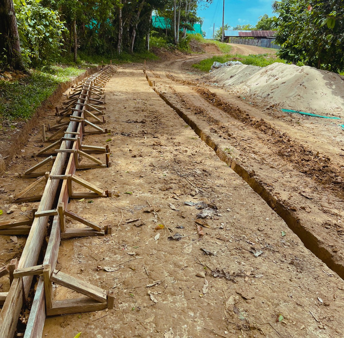 adi_adiesp's tweet photo. Con la gobernación del Amazonas, hacemos realidad sueños en Puerto Nariño. 💡 Amazonas Desarrollo Inteligente invierte 13 mil millones en la construcción de la nueva sede de la Institución Educativa Técnico Agropecuaria José Celestino Mutis. 🏫✨ ¡Educación que brilla! 📚🚀 https://t.co/KL7qHFqJsL