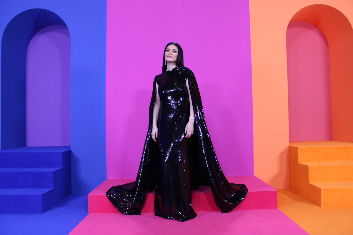 LauraPausini's tweet photo. ¡Brillando en los @LatinGRAMMYs !

Thanks to Pierpaolo Piccioli. 

Total look: @MaisonValentino 
Styling: Susanna Ausoni 
MUAH: Rebeca Trillo-Figueroa

#LatinGRAMMY https://t.co/fQF6Kh48Qz