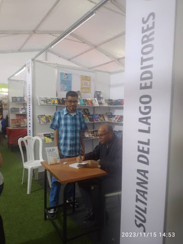 flores_prof's tweet photo. Firma de ejemplares en la FILVEN https://t.co/3b0ejFGs43