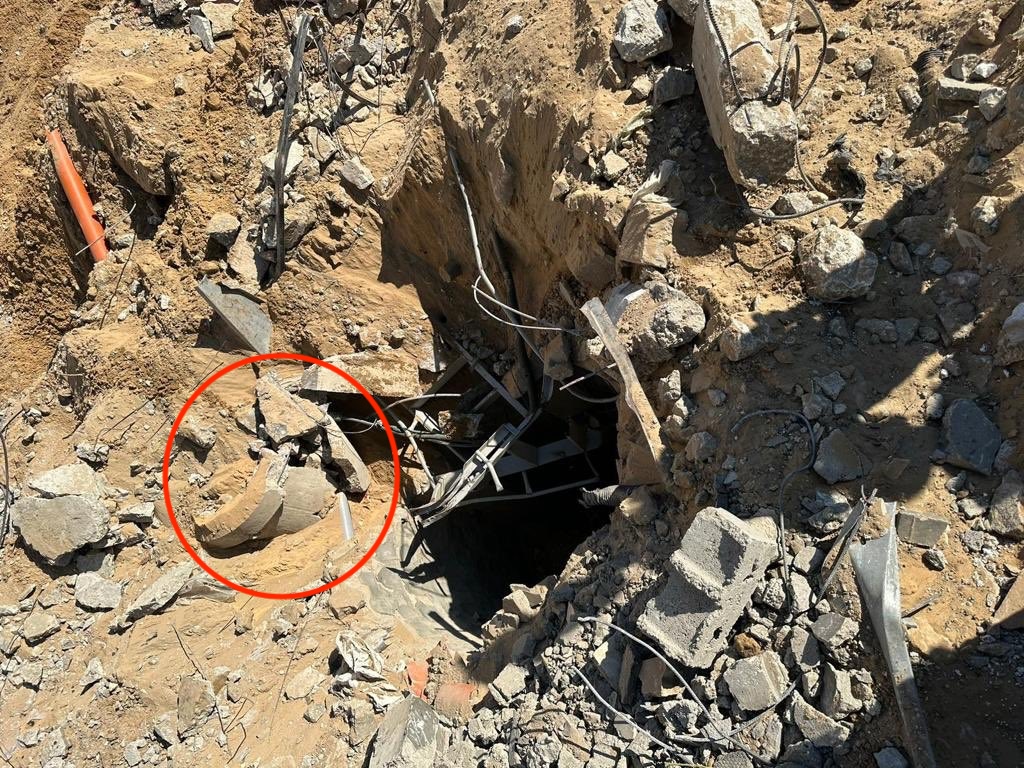 muhammadshehad2's tweet image. This is unlikely to be a Hamas tunnel. It looks more like a sewer or a shaft for electricity/telecom cables (the lid circled in red).

Put the camera on the shaft &amp;amp; show us how deep it goes &amp;amp; what's inside instead of dancing around it just like you're dancing around the truth🧵