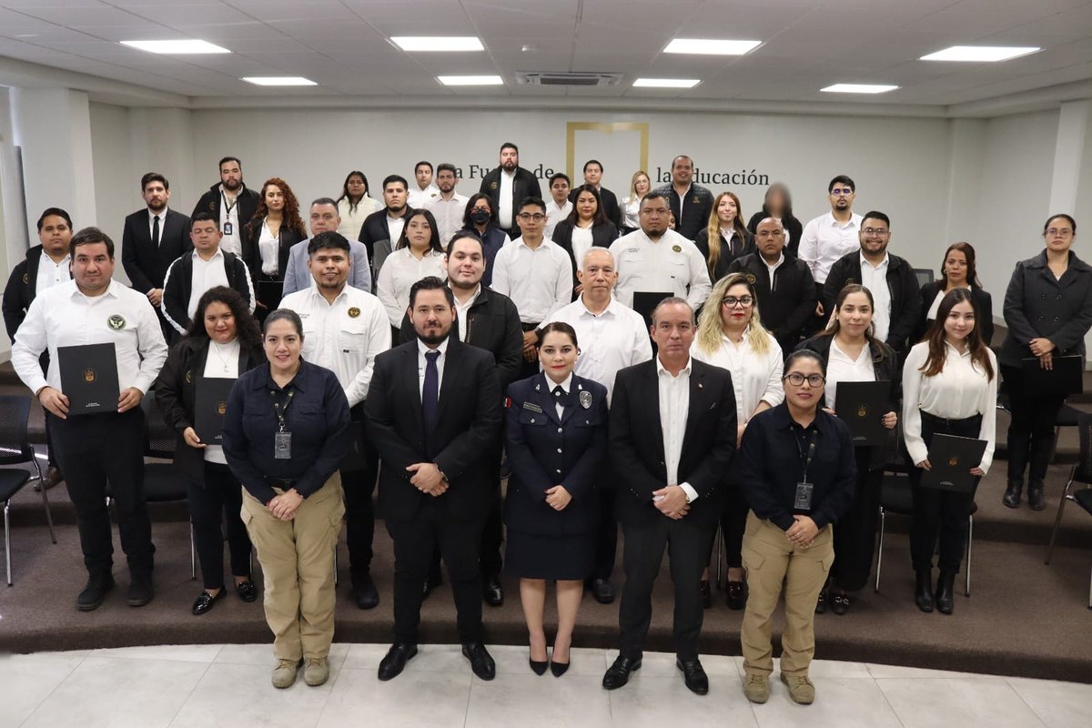 ucsmx's tweet photo. A través de la Escuela de Educación Continua, la #UCS concluyó el curso "Programa de capacitación en análisis de información e inteligencia para la prevención", a fin de fortalecer los conocimientos de las y los Servidores Públicos del Sistema Estatal de Seguridad del Estado. https://t.co/1kMmDd2kfP