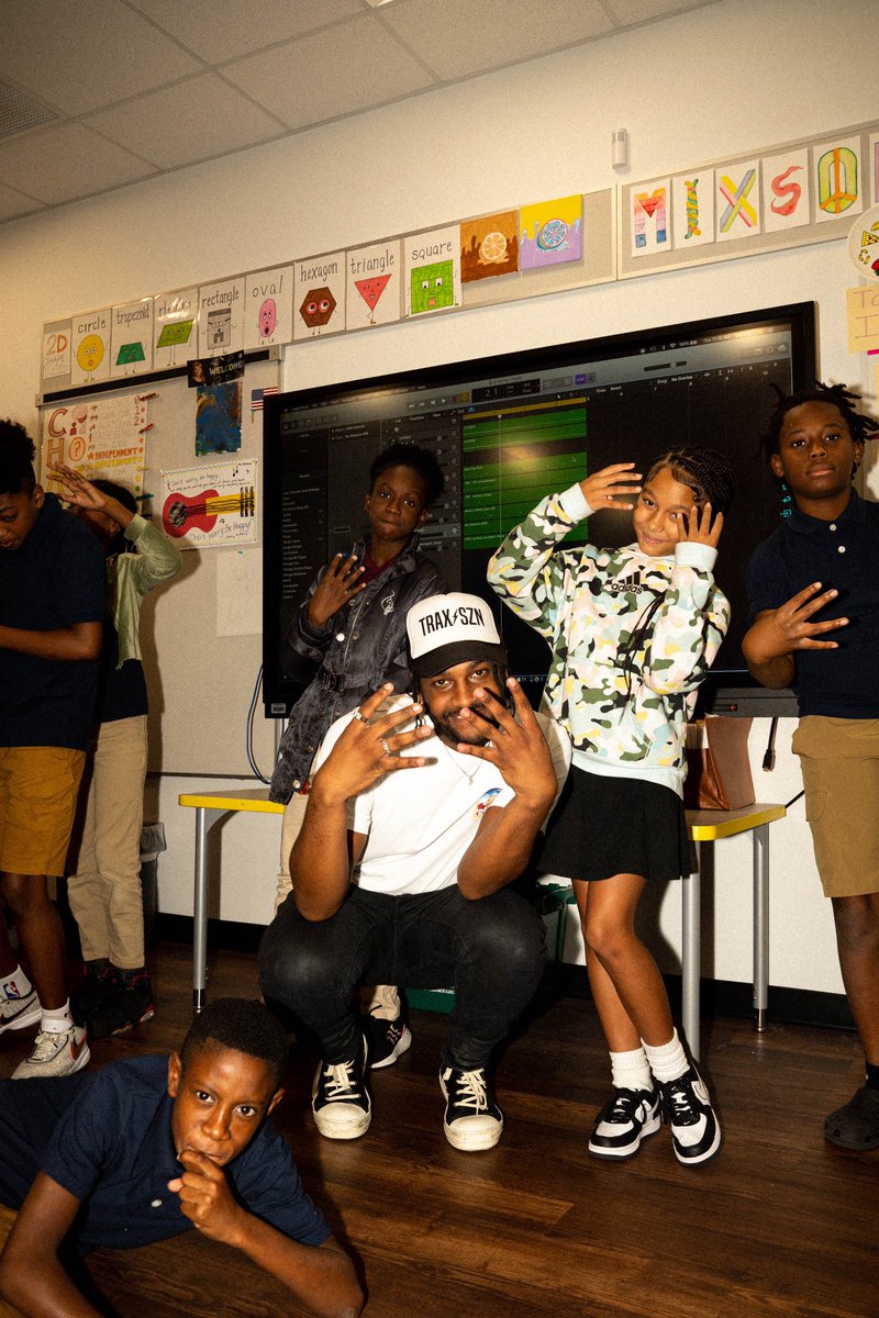 TreTrax_'s tweet image. thank you @tampaheights305 for having me! i had a ball making music with you guys today ! 💙⚡️