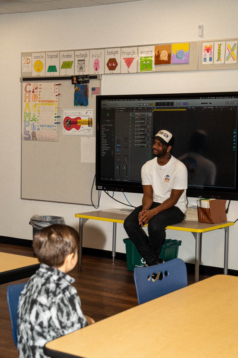 TreTrax_'s tweet image. thank you @tampaheights305 for having me! i had a ball making music with you guys today ! 💙⚡️