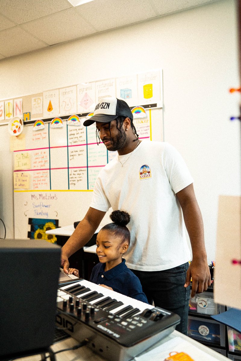 TreTrax_'s tweet image. thank you @tampaheights305 for having me! i had a ball making music with you guys today ! 💙⚡️