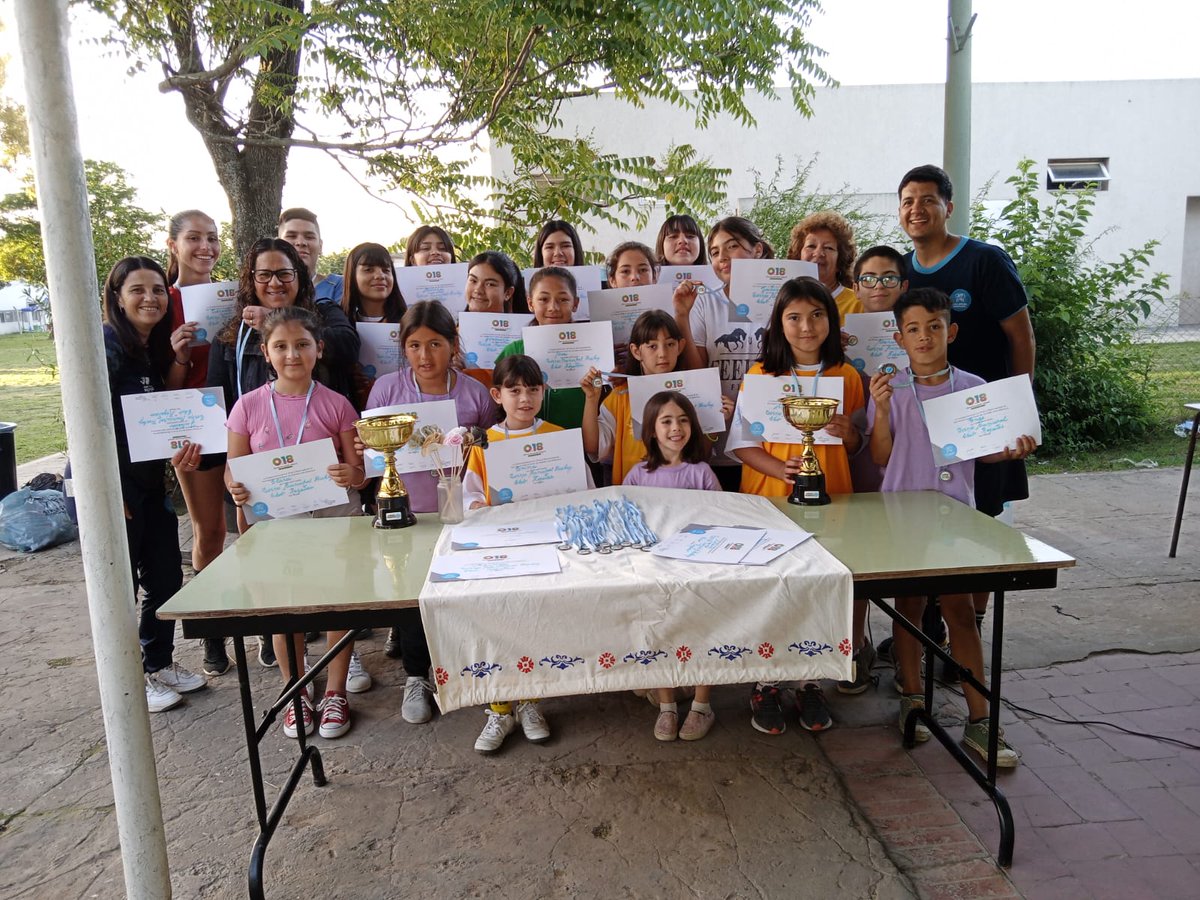 lilyled19's tweet photo. HOY FESTEJO EN COLIBRÍ CON LAS CATEGORÍAS CAMPEONAS DGL TORNEO MUNICIPAL DE HOCKEY.
ENTREGA DE MEDALLAS Y DIPLOMAS RECORDATORIOS. https://t.co/gpkRPJHaKE