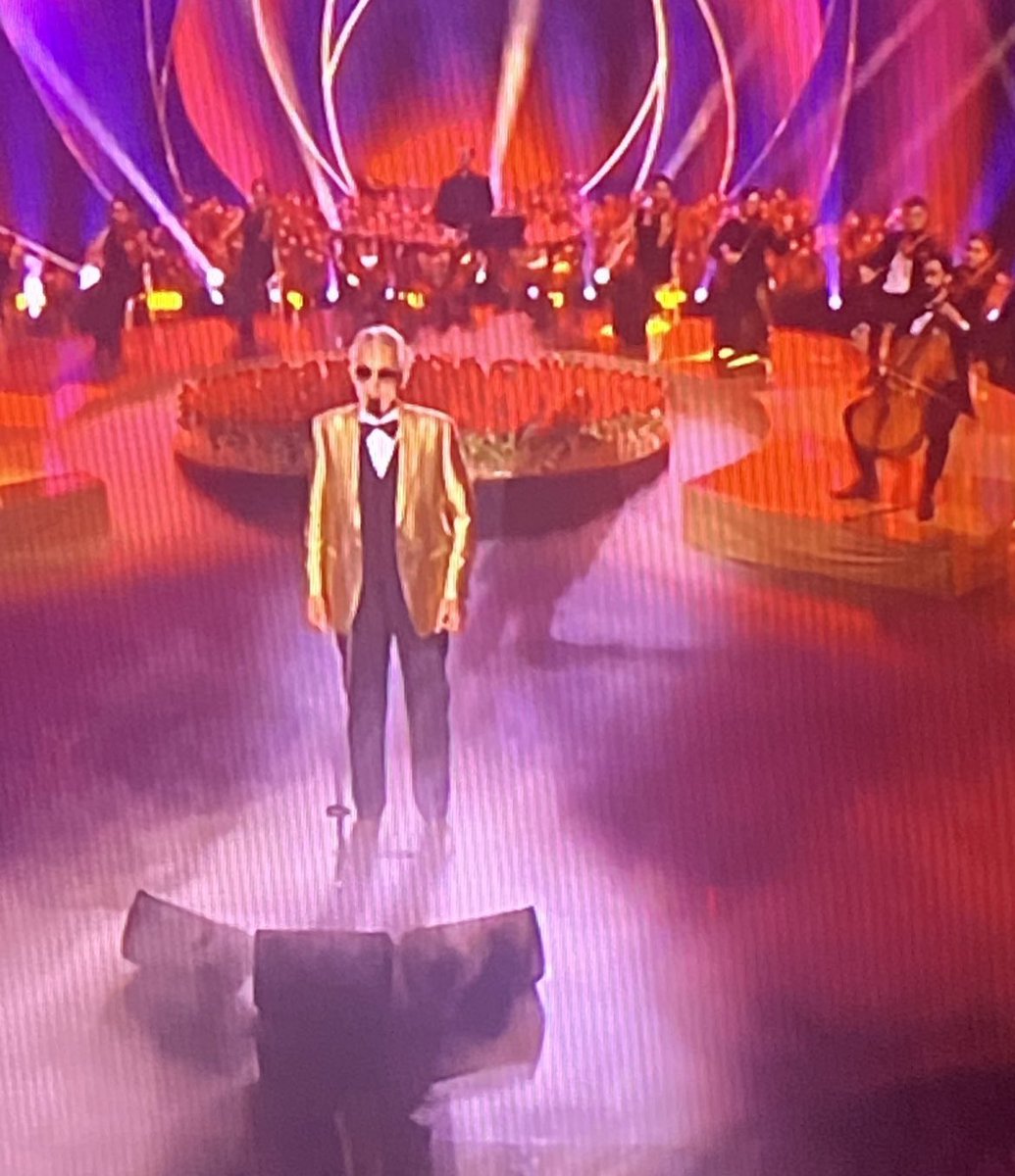 xavikeko's tweet photo. #LatinGRAMMY ha vuelto a salir Alejandro Sanz. https://t.co/jA1VmReG3z