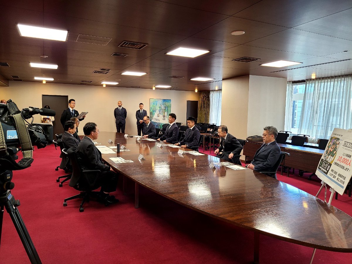 DYNABOARS's tweet photo. 🐗神奈川県 黒岩知事表敬訪問🐗🟢

14日、
岩村選手と鶴谷選手が、スタッフ、三菱重工広報部の皆さまと神奈川県庁を訪問！

神奈川を代表して戦う決意を述べると
黒岩知事から県をあげて背中を押すコメントをいただきました

開幕戦、ぜひ県民の皆さまの力をください！

#神奈川県 #ダイナボアーズ https://t.co/Z2hHqLcbmN