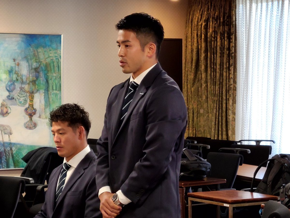DYNABOARS's tweet photo. 🐗神奈川県 黒岩知事表敬訪問🐗🟢

14日、
岩村選手と鶴谷選手が、スタッフ、三菱重工広報部の皆さまと神奈川県庁を訪問！

神奈川を代表して戦う決意を述べると
黒岩知事から県をあげて背中を押すコメントをいただきました

開幕戦、ぜひ県民の皆さまの力をください！

#神奈川県 #ダイナボアーズ https://t.co/Z2hHqLcbmN