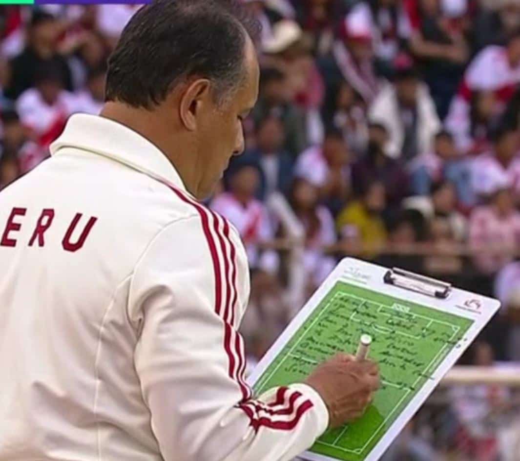 giraltpablo's tweet photo. “Mi contrato es por todo el proceso y uno siente en el día a día a los jugadores. Me quedo tranquilo. Entiendo la molestia de la gente, pero no comparto su opinión. El fútbol es de quienes revierten estas situaciones con trabajo" - Juan Reynoso. 

¿Qué piensan? https://t.co/we4XMLkt0T