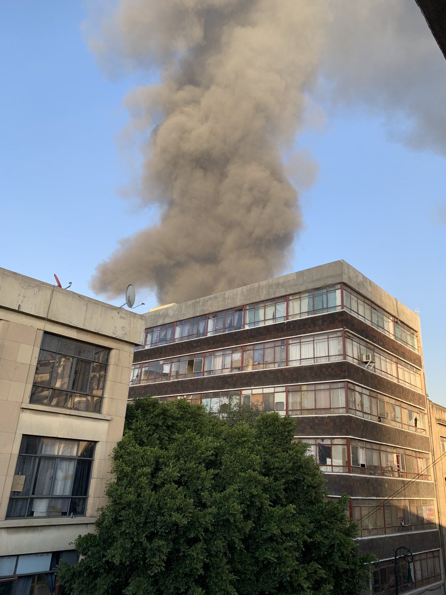 c_osyel's tweet photo. Fuerte incendio 
#centro 
#bodegadezapatos https://t.co/qP5tt4a1Ul