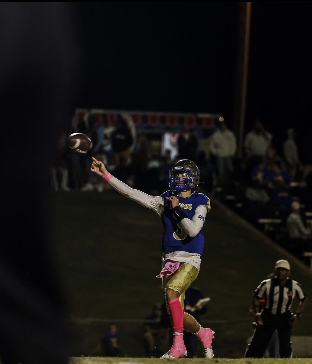 hudl.com/v/2MZjSi ^junior szn highlights 2,904 passing yards 133 rushing yards 68% completion 37 passing touchdowns 3 rushing touchdowns (11 games) @BoulwareLeon @LionsLewisvill1 @QBC_Charlotte @DAWGHZERECRUITS @1BStockdale @BradRoach_8 @HighSchoolBlitz @RivalsWardlaw