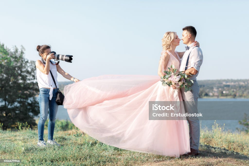 ZorzStudios's tweet photo. #Photographer cursed out for refusing to send #WeddingPhotos until she's paid https://t.co/kXTSWSZHsn | #MattGrowcoot #AITAHSubreddit #WeddingVenue #BrideAndGroom #WeddingPhotographer #FullPayment #culture #news https://t.co/FlKcXaJvXU