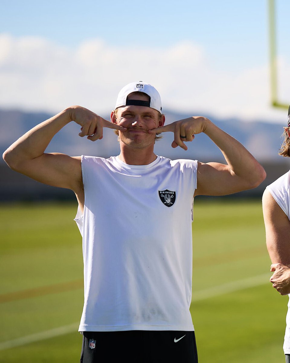 Raiders's tweet photo. It’s a team effort 👨

#RaiderNation https://t.co/J1BA35W2ka