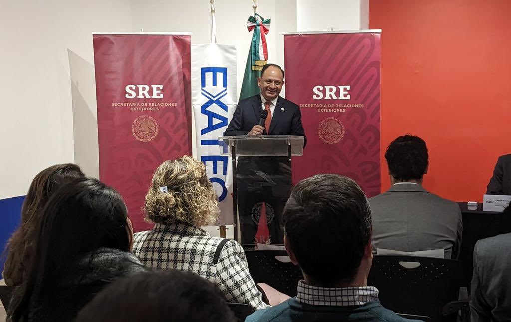 ConsulMexNuy's tweet photo. El CG @Jorge_IslasLo en compañía del @TecdeMonterrey, tomó protesta de la mesa @EXATEC de NY, NJ y CT. Reafirmó el compromiso del Consulado de trabajar en pro a la comunidad en NY. ¡En hora buena! https://t.co/WIzfaUpV0u