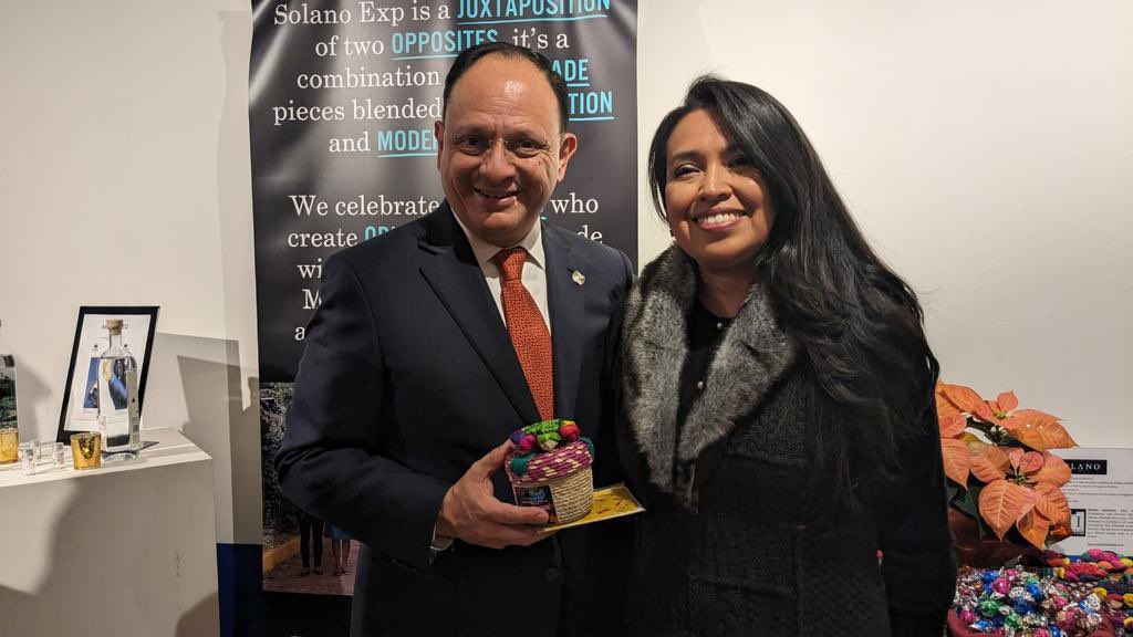 ConsulMexNuy's tweet photo. El CG @Jorge_IslasLo en compañía del @TecdeMonterrey, tomó protesta de la mesa @EXATEC de NY, NJ y CT. Reafirmó el compromiso del Consulado de trabajar en pro a la comunidad en NY. ¡En hora buena! https://t.co/WIzfaUpV0u