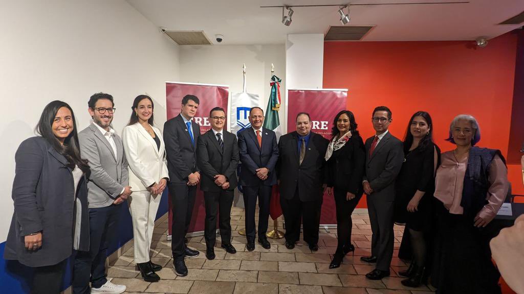 ConsulMexNuy's tweet photo. El CG @Jorge_IslasLo en compañía del @TecdeMonterrey, tomó protesta de la mesa @EXATEC de NY, NJ y CT. Reafirmó el compromiso del Consulado de trabajar en pro a la comunidad en NY. ¡En hora buena! https://t.co/WIzfaUpV0u