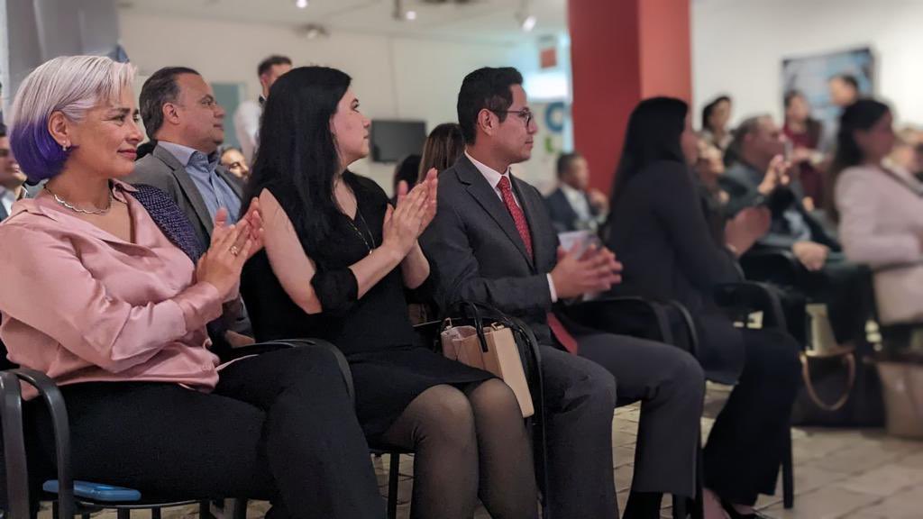 ConsulMexNuy's tweet photo. El CG @Jorge_IslasLo en compañía del @TecdeMonterrey, tomó protesta de la mesa @EXATEC de NY, NJ y CT. Reafirmó el compromiso del Consulado de trabajar en pro a la comunidad en NY. ¡En hora buena! https://t.co/WIzfaUpV0u