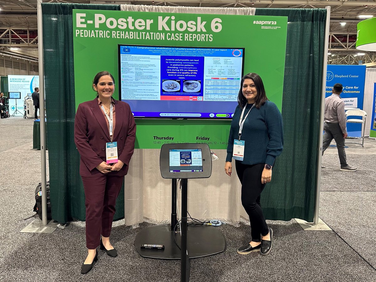 UTHPMR's tweet photo. Generations of the #UTFamily together at @AAPMR #AAPMR23 🥰 #Physiatry #PhysiatryGME https://t.co/Z2G3WwHiKF