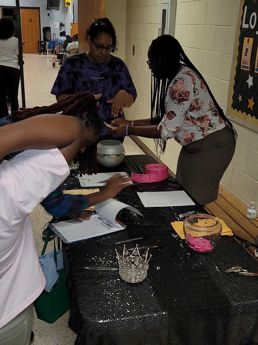 HoffyJAMClass's tweet photo. Mr. &amp; Ms. LAES .....Shout out to the PTA body led by Mrs. Bright!....Families and Staff building the FUTURE!
@LoydEAuman 
@CumberlandCoSch @tarabratcher3 https://t.co/sZbbHIGTkQ