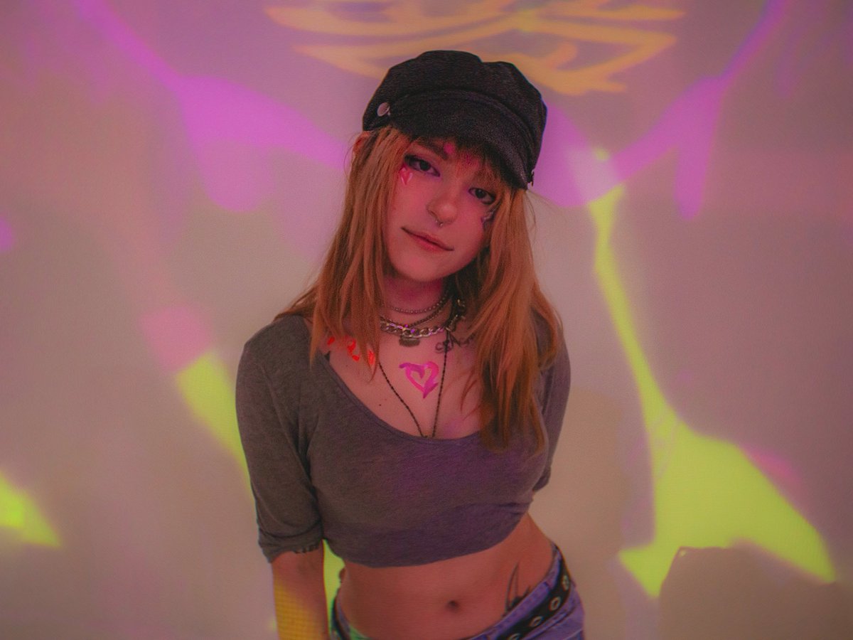 A petición propia y aún bajo contrato, <a href="/TeamAzeGG/">Team Aze</a> me ha dado la oportunidad de recibir ofertas como creadora de contenido y colaboradora para 2024, también me encuentro interesada en la posibilidad de trabajo creativo  (Más informó por solicitud vía DM)
Créditos 📸: <a href="/EddyZiur/">IE Eddy #ISP #ComunidadesRiotLatam</a>