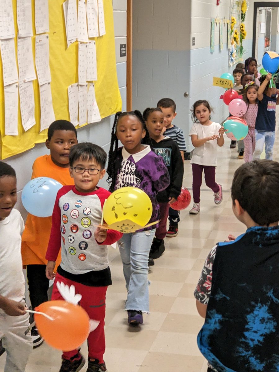 lpes_smcps's tweet photo. Kindergarteners from Mrs. Heath's class participated in a Balloon Parade as 3rd grade watched and waved. 🎈 https://t.co/iLzcZzUf6s