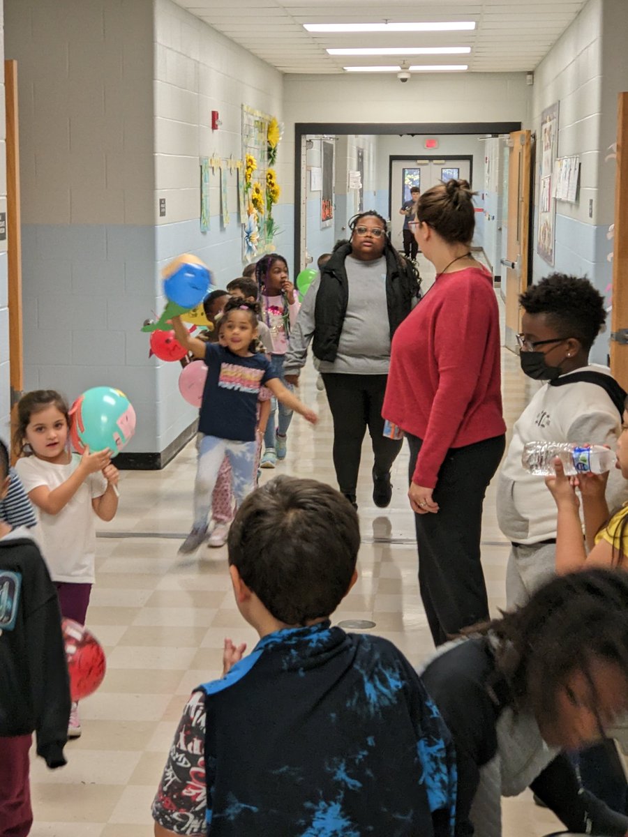 lpes_smcps's tweet photo. Kindergarteners from Mrs. Heath's class participated in a Balloon Parade as 3rd grade watched and waved. 🎈 https://t.co/iLzcZzUf6s