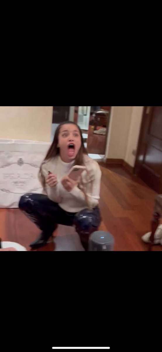 _patrii02_'s tweet photo. Yo cuando veo a feid felicitando a karol por ganar el grammy💚🩷 https://t.co/F4vhmUQwkA