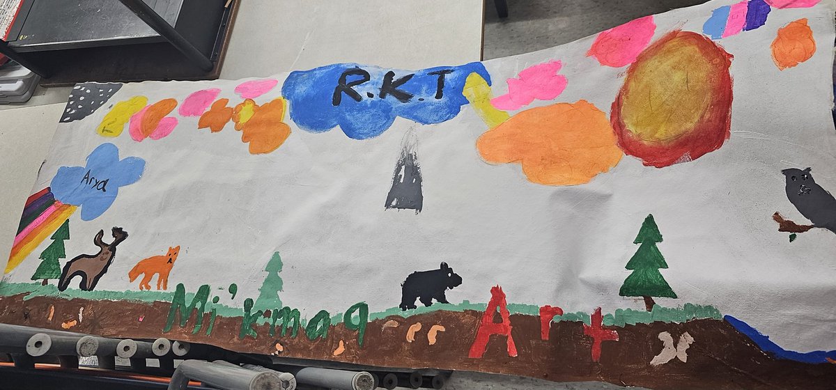 The Grade 3's and 4's were so creative painting this banner at R.K.T. We talked about All our Relations! So excited to see the finished product. 
#ThanksToYouHalifax @hfx_arts <a href="/HRCEFineArts/">HRCEFineArts</a>