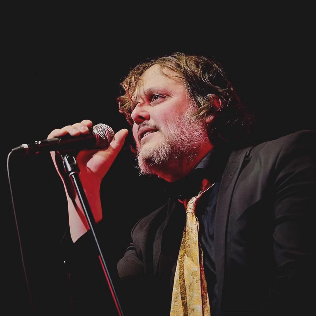 Au revoir Karl... 🩵
Merci d'avoir partagé ta passion des jeux vidéo avec nous.
De la part de toute l'équipe, nos offrons nos plus sincères condoléances à la grande famille de @LesCFringants  , particulièrement à JF, Jérôme, Marie-Annick et les enfants.🩶