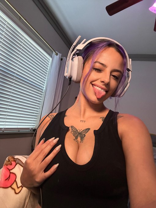 Streaming on TikTok @ desiwaifu 7 4pm central time https://t.co/IyRUFDcsWc