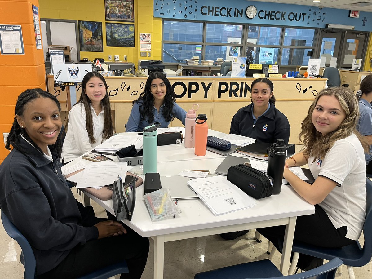 MsLuongoOLQW's tweet photo. What an incredible week! 
AP Capstone students worked through a mock PT1 and absolutely exceeded my expectations! Well done 👍🏻@OLQWCA @YCDSB @OLQWLLC @JohnRHeinrich https://t.co/PBIyc3gj4i
