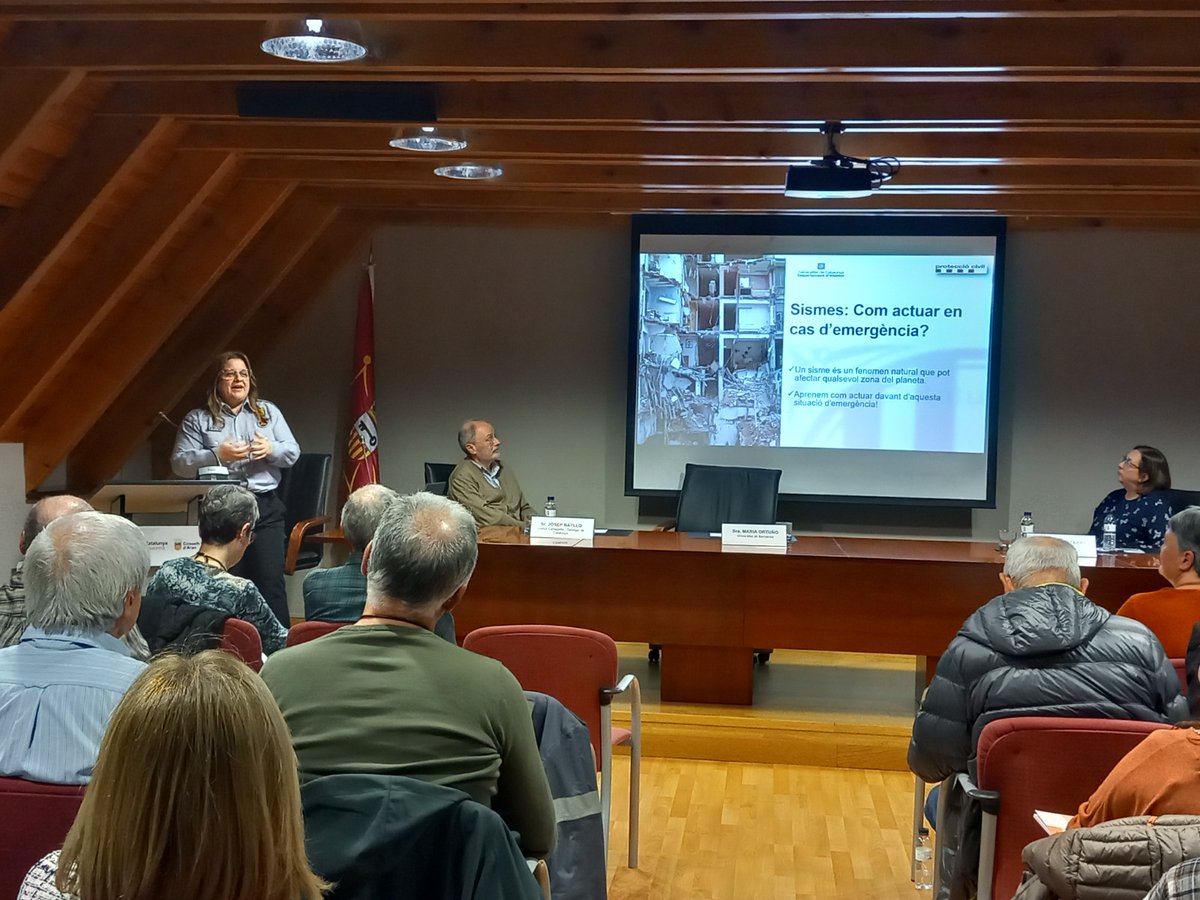 emergenciescat's tweet photo. Durant la jornada, la tècnica de #ProteccióCivil Gencat, Sílvia Hermosilla, ha explicat el funcionament del pla #Sismicat i els principals consells d’autoprotecció en cas de sisme https://t.co/Cdsssp8nNS