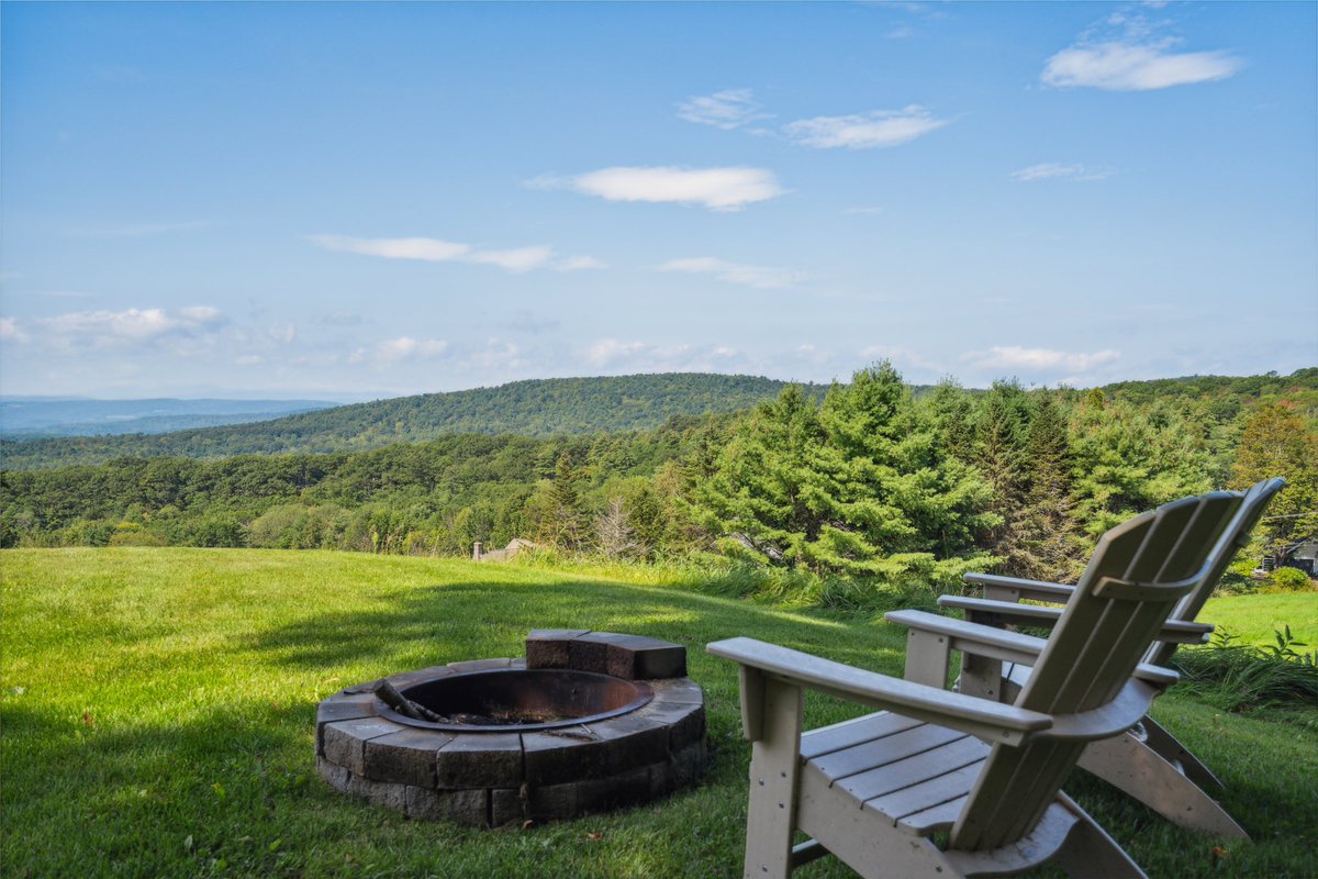 SOLD: 14 DORSET LANE - Lebanon, NH / $760,000🍁
.
.
.
#snyderdonegan #realestate #nhrealestate #uppervalleyrealestate #lebanonnh