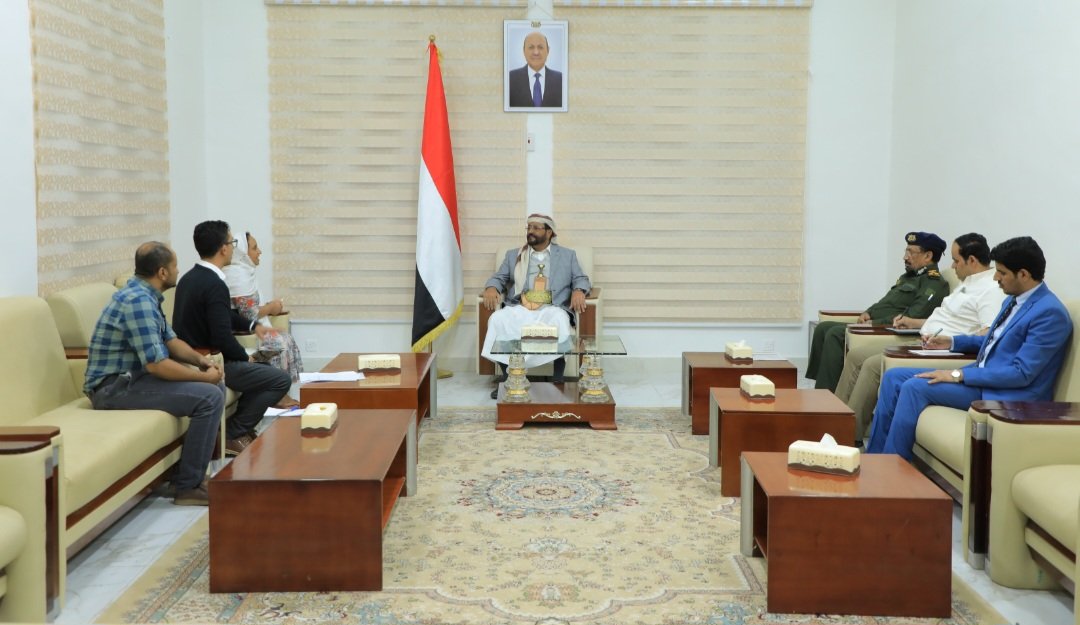 Marib_gov's tweet photo. عضو مجلس القيادة الرئاسي محافظ مأرب اللواء سلطان العرادة يلتقي المدير القُطْري لمنظمة مدنيين في الصراع ( سيفيك ) الدولية دينا المأمون وفريق عمل المنظمة بمحافظة #مأرب ، ويناقش معهم أنشطة  ومشاريع وبرامج  المنظمة
#Marib 
#Yemen https://t.co/qKypI8FBkO