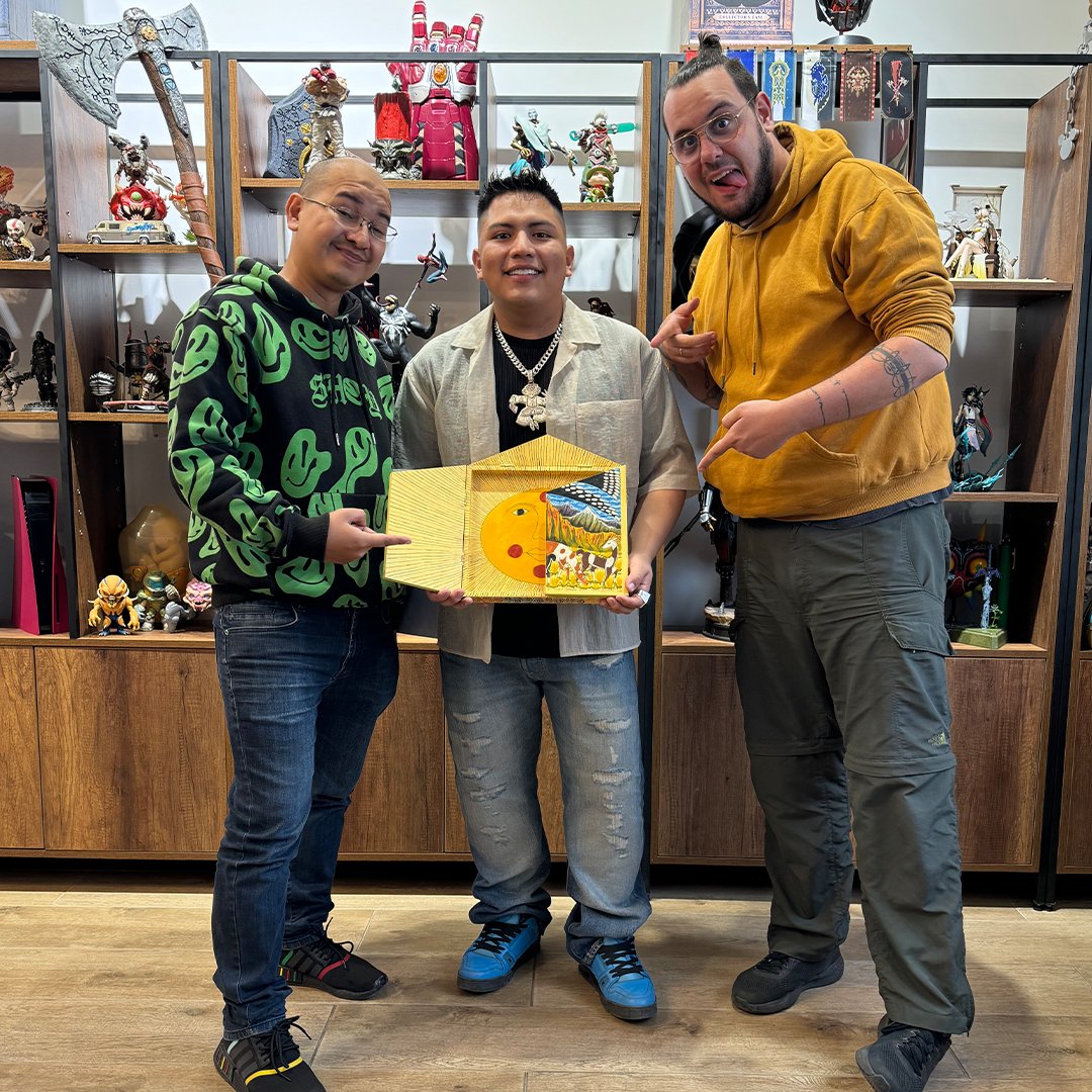 SomosNDG's tweet photo. De #Ayacucho a los #LatinGRAMMY en Sevilla, #España 🇪🇸

Esta semana nos sentamos con #KAYFEX, el productor y DJ Ayacuchano que sorprendió a TODO EL MUNDO 😎 ya que ganó a #MejorDiseñodeÁlbum por su álbum #AtipanakuyDeluxe 🔥

Link: https://t.co/cQkheLQYwo 🔗 https://t.co/Ap2duqjXoH
