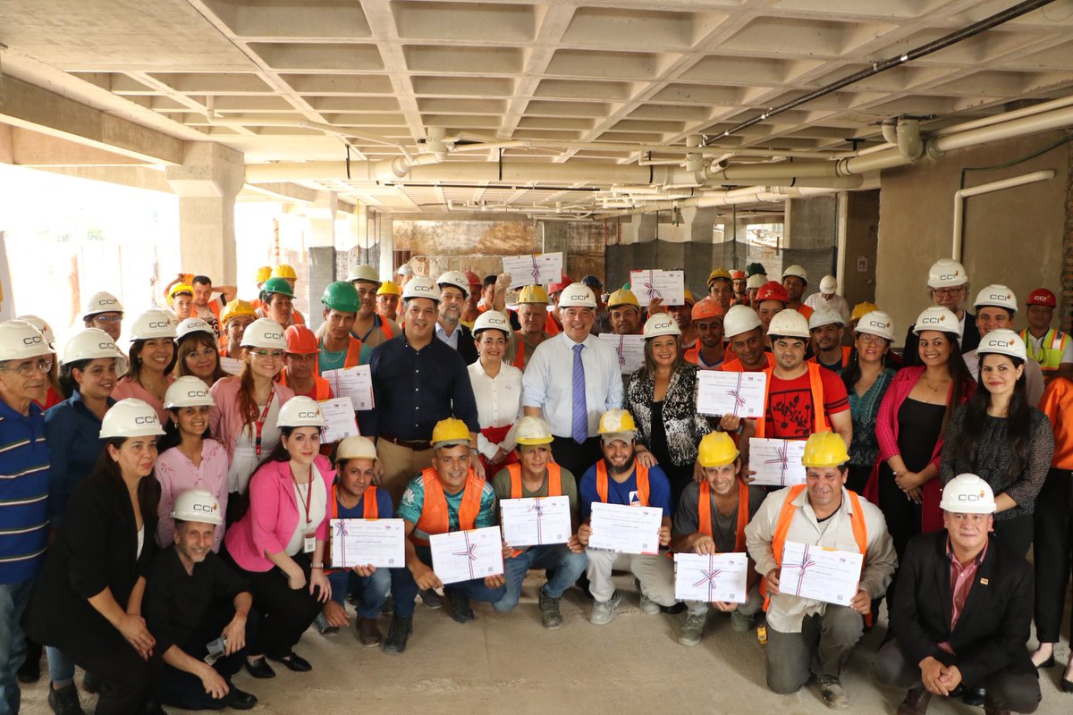 MECpy's tweet photo. Reconociendo las habilidades y aptitudes adquiridas a lo largo de su experiencia laboral, el MEC certificó oficialmente las competencias de 20 trabajadores de la construcción👷 en el marco del Sistema Nacional de Cualificaciones Profesionales 🇵🇾

#GobiernoDelParaguay https://t.co/4b8WmfcG3S