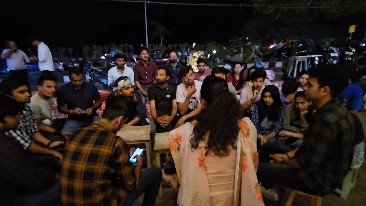 BaggaNeha's tweet image. &quot;मध्य प्रदेश के युवाओं के मन में मोदी&quot;

झूठे चुनावी वादे करने वाली कांग्रेस को पहली बार मतदान करने वाले युवा दे रहे जवाब... 

युवा कह रहे बार-बार, फिर इस बार भाजपा सरकार।

#MyFirstVoteForModi 
#MadhyaPradeshElections2023