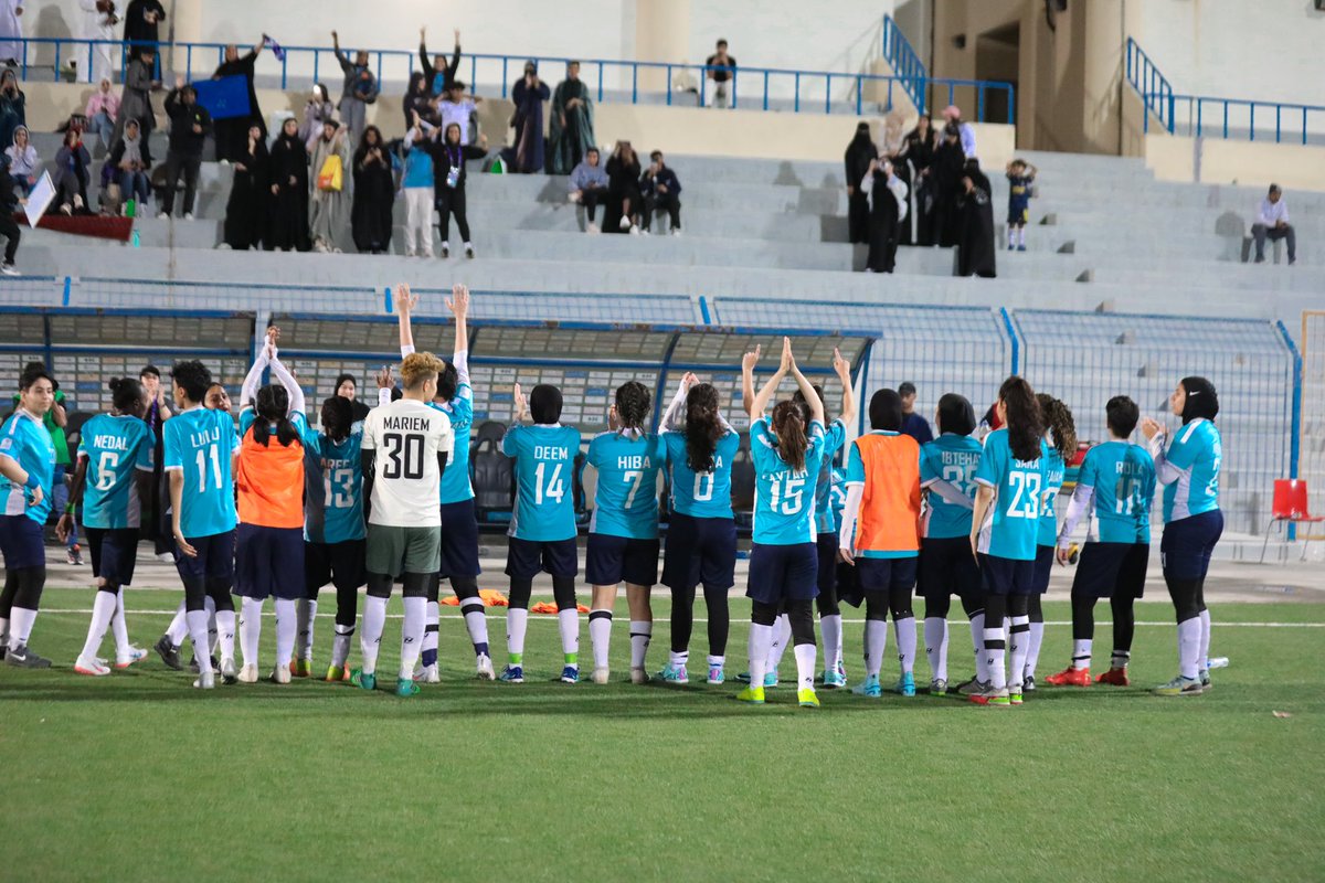 Al_NahdahFC's tweet photo. ببساطة… أنا القمة وهذا مكااااني 🔝💙🖤
#صداره_بس😏 https://t.co/LFk0ifi7s5