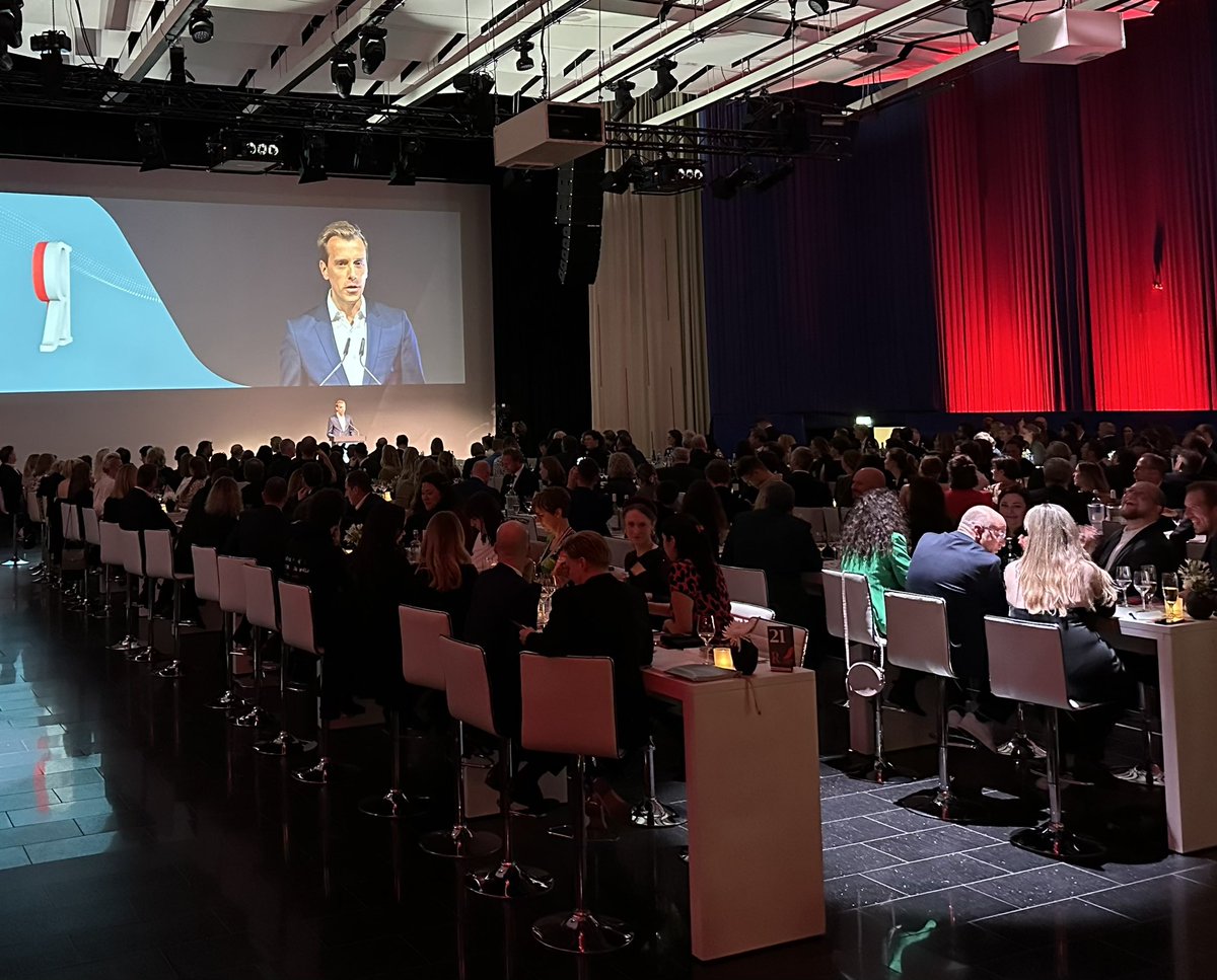 landaumedia's tweet photo. Los geht’s! @DanielNeuen @prreport_de gibt den Startschuss für ein Award-Feuerwerk 💥#prreportawards #prrawards #prreport https://t.co/0a8sKHGMT4