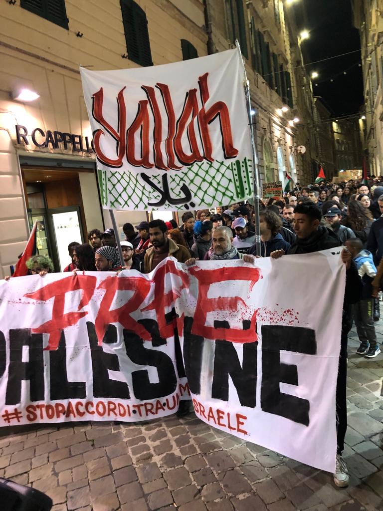 Glomeda1's tweet photo. 🛑 MACERATA, UNIVERSITÀ OCCUPATA
Il corteo #FreePalestine si riversa nell'atrio della facoltà di Filosofia | Giunto all'altezza di via Garibaldi, studentesse e manifestanti hanno fatto ingresso nella sede del Dipartimento di Studi Umanistici  #ConLaPalestinaCheResiste #16novembre https://t.co/SdsKwHKvSv