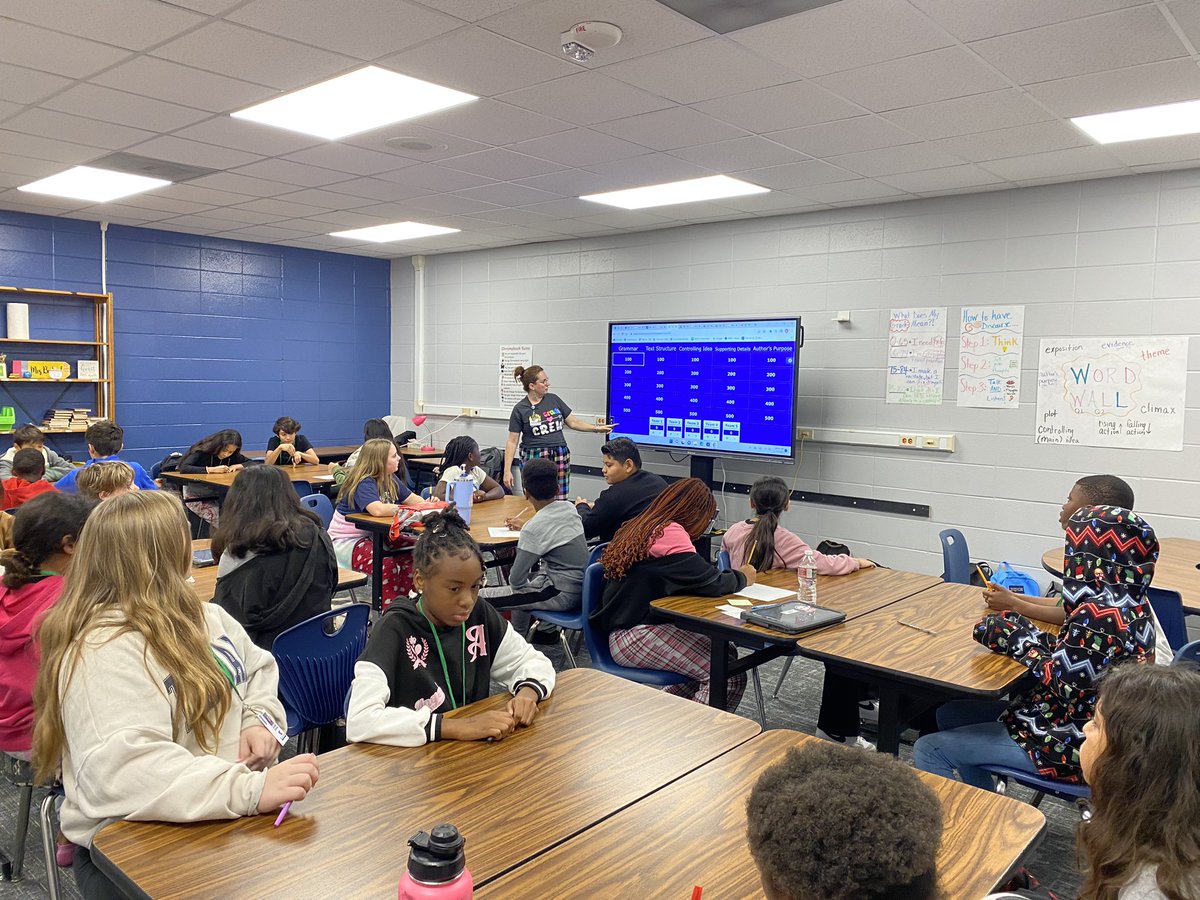 Kristinbevan1's tweet photo. 6th grad ELA teachers swapped classes! It helps the teachers get to know EVERY student and it helps the students hear things from a different perspective! #Hildelevelsup
#mustangnation #hildejoy #KleinELA https://t.co/cM178BUeH5