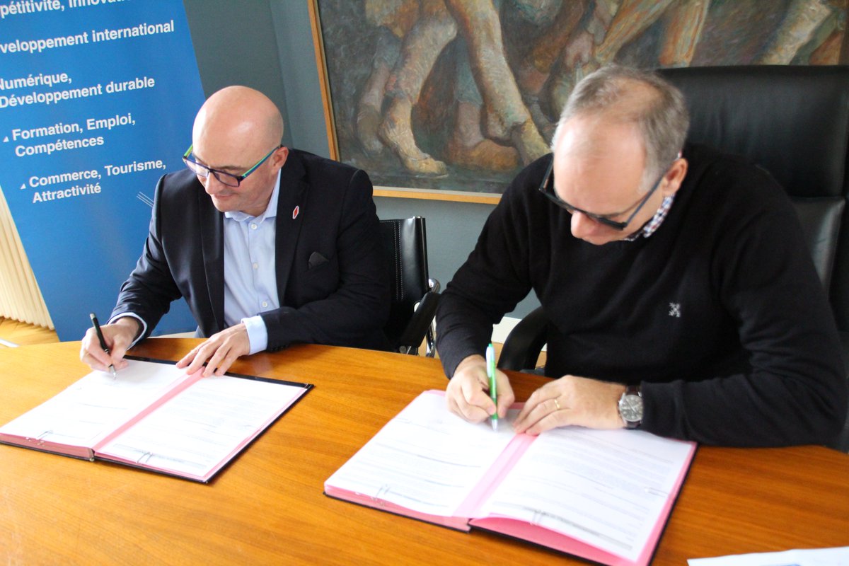 cci_indre's tweet photo. Renouvellement de convention entre la #CCI #Indre et la Fédération départementale des Buralistes ce matin. 5 années de plus de collaboration pour accompagner et aider les #buralistes à réussir leur transition.
@LesBuralistes @RCValdeLoire @CCI_CentreVdL @Prefet36   @ccifrance https://t.co/t72RDynQ1K
