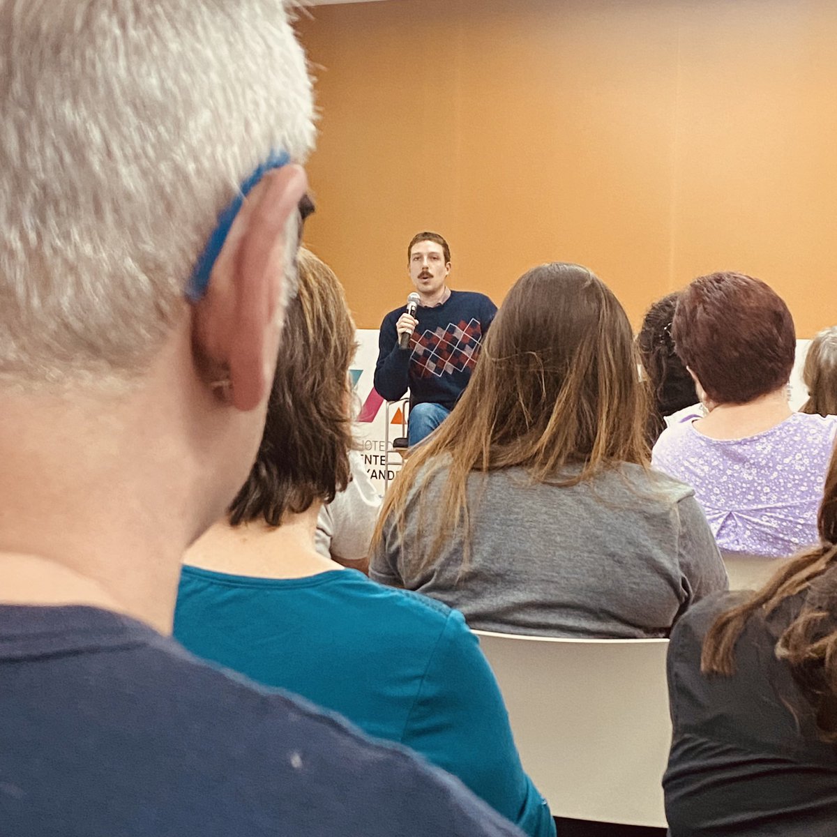 bibliotecabadia's tweet photo. Gràcies @RogerBastida!
Ha estat un plaer tenir-te a la nostra biblioteca i compartir aquesta tarda de dijous amb tu i tots els nostres lectors i lectores.
Gràcies també pels exemplars signats que ens has regalat de #LaLlargaRevetlla! 🥰
#Badia #BadiaDelVallès https://t.co/Ys7CmXHKG0