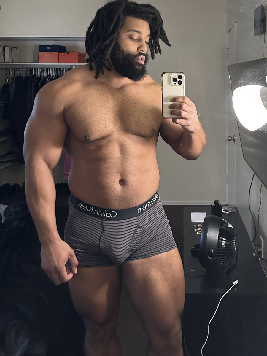 markdewittwhite's tweet photo. Do you like thick men ? https://t.co/cIHPfGGER0