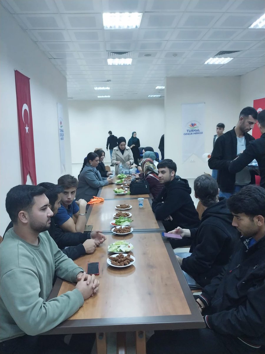 TokatKYGM's tweet photo. Turhal Yurt Müdürlüğünde Hasbihal Programi kapsamında öğrencilerimizle biraraya gelen Gençlik Merkezi koordinatörümüz İmam Hatip Hasan  ÖZÇELİK hocamız ve Manevi Danısmanlarimizin katkilariyla yakın akrabası vefat eden öğrencilerimiz için dua programı düzenledi. https://t.co/Q5iWOa3Ilc