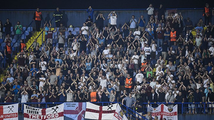 WestHam_Central's tweet photo. 6,000 tickets.
Wednesday night.
5 days before Christmas.
No trains home.
400+ mile round trip.

Liverpool away in the Carabao Cup is SOLD OUT.

West Ham United do it again.

MASSIVE. https://t.co/MRO877Trme