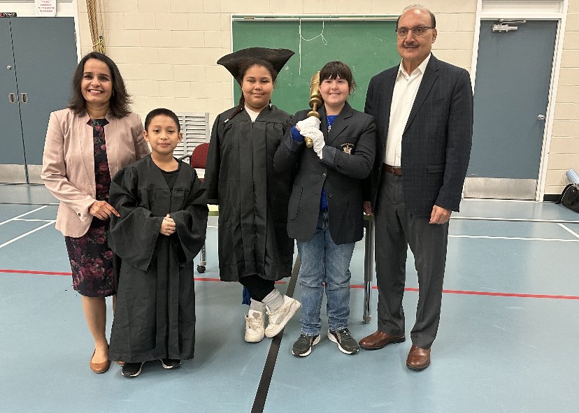 BCLegSpeaker's tweet photo. I spent yesterday morning at @NewtonESchool and @KTEKodiaks. Do you know about @BCLegislature’s #speakerintheschools program? Contact your local MLA for details or check it out here: https://t.co/Z8mjKPSCMs A joy to see kids so engaged. Thanks @RachnaSinghNDP for joining me! https://t.co/sgV7Axms2j