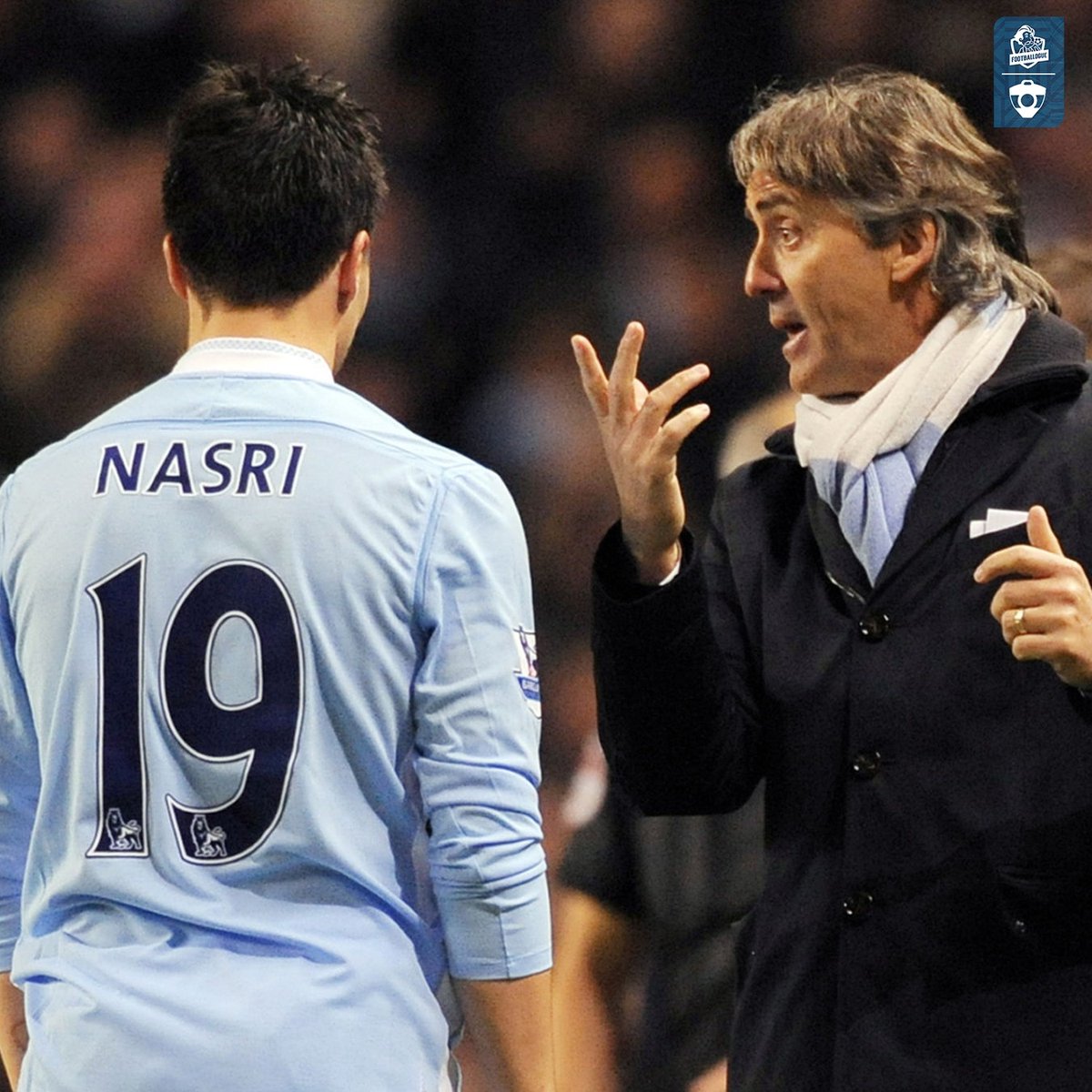 Footballogue's tweet photo. L’énorme altercation entre Roberto Mancini et Samir Nasri à Manchester City, racontée par Joleon Lescott : 😳

"Il dit à Samir de faire quelque chose, mais son adjoint David Platt dit à Samir de faire quelque chose de différent. Samir les écoute tous les deux... et se met donc à faire des choses complètement différentes.

Le coach craque et dit à Samir : ‘Tu ne fais pas ce que je veux, tu rentres.’ Samir rentre alors (aux vestiaires) sans rien dire. 
Moi je me dis que ça ne lui ressemble pas… Finalement il pète un plomb et crie : ‘Toi, Mancini, tu ne me parleras plus jamais comme ça. Je ne suis pas Mario Balotelli.’ 

Mancini entend tout ça et lui dit d’aller le voir dans son bureau. Nasri répond : ‘Non, je ne viens pas dans ton bureau.’ Samir voulait se battre avec lui. David Platt est intervenu mais Samir lui a dit : ‘Tais-toi, tu es juste là pour lui sucer la b*te.’"

(Podcast de Peter Crouch)
