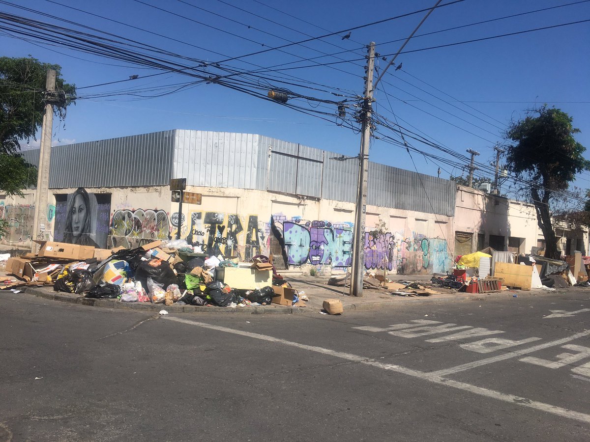 <a href="/BFranklinHuemul/">Barrio Franklin - Huemul</a> <a href="/STGOSeLevanta/">SantiagoSeLevanta</a> @Equipo_Iraci <a href="/IraciHassler/">Irací Hassler Jacob</a> <a href="/biobio/">BioBioChile</a> <a href="/meganoticiascl/">Meganoticias</a> <a href="/Santiago_Mekis/">Santiago Mekis</a> <a href="/AlitaAbernathy/">𝙰𝚕𝚒𝚝𝚊 𝙰𝚌Ⓚ𝚎𝚛𝚖𝚊𝚗</a> <a href="/aldunatefran/">Francisca Aldunate</a> <a href="/rodrigosepu/">Rodrigo Sepúlveda Lara</a> <a href="/CHVNoticias/">CHV Noticias</a> <a href="/CNNChile/">CNN Chile</a> Incluso San Isidro con Pedro Lagos (en la puerta de nuestras casas) “logró” estar aún más cochino a como hasta desde hace más de dos años. Todo un logro.